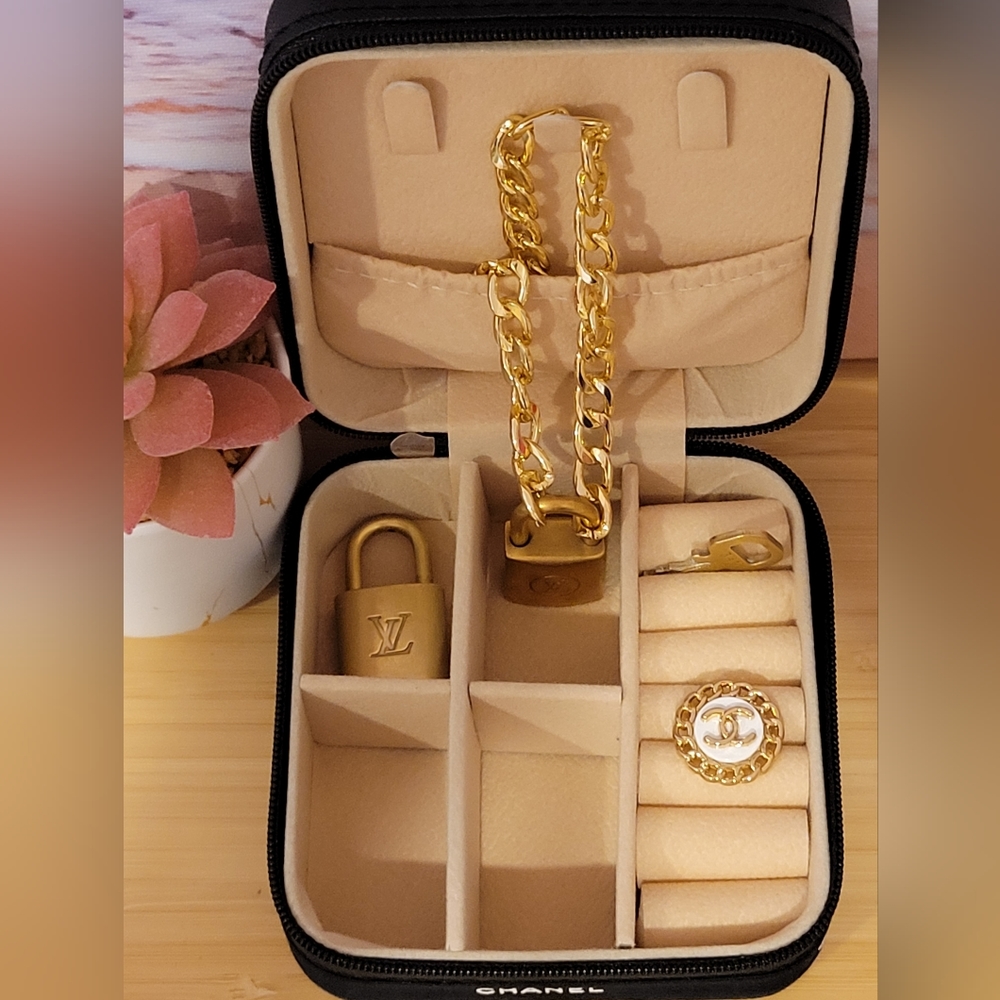 Authentic CHANEL ribbon Embellished jewelry box - Picture 3 of 6
